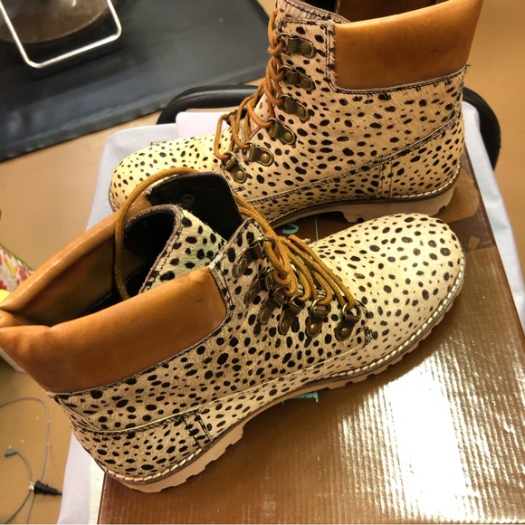 Diva.True Size 6 Ponyhair Ankle Bootie offwhite and black!Draw top and 6.5” tall - Picture 5 of 11